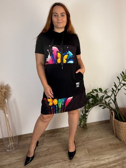 Šaty mikinové s kapucí krátký rukáv dámské nadrozměr (46/48/50 ONE SIZE) ITALSKÁ MÓDA IM425LEONA-2/DUR (Velikost 48/50, Barva Černá)
