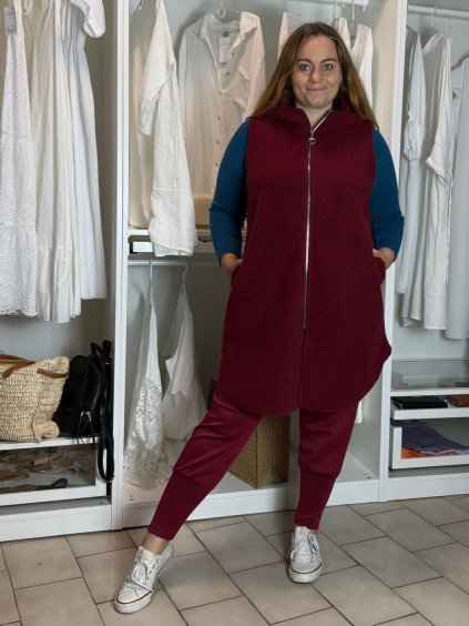 Vesta slabá s kapucí na zip bez rukávu dámská nadrozměr (48/50/52 ONE SIZE) ITALSKÁ MÓDA IM425545/DR (Velikost 48/50/52, Barva vínová)