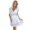468-3 Šaty PATRIZIA s výstřihem do V, páskem a krátkými rukávy - světle modré s růžemi (Velikost UNI)