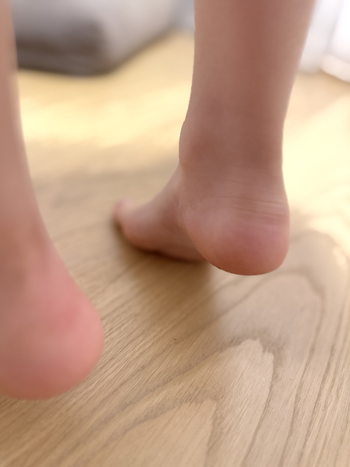 Dieťa pri postavení na špičky, pohľad na päty zozadu