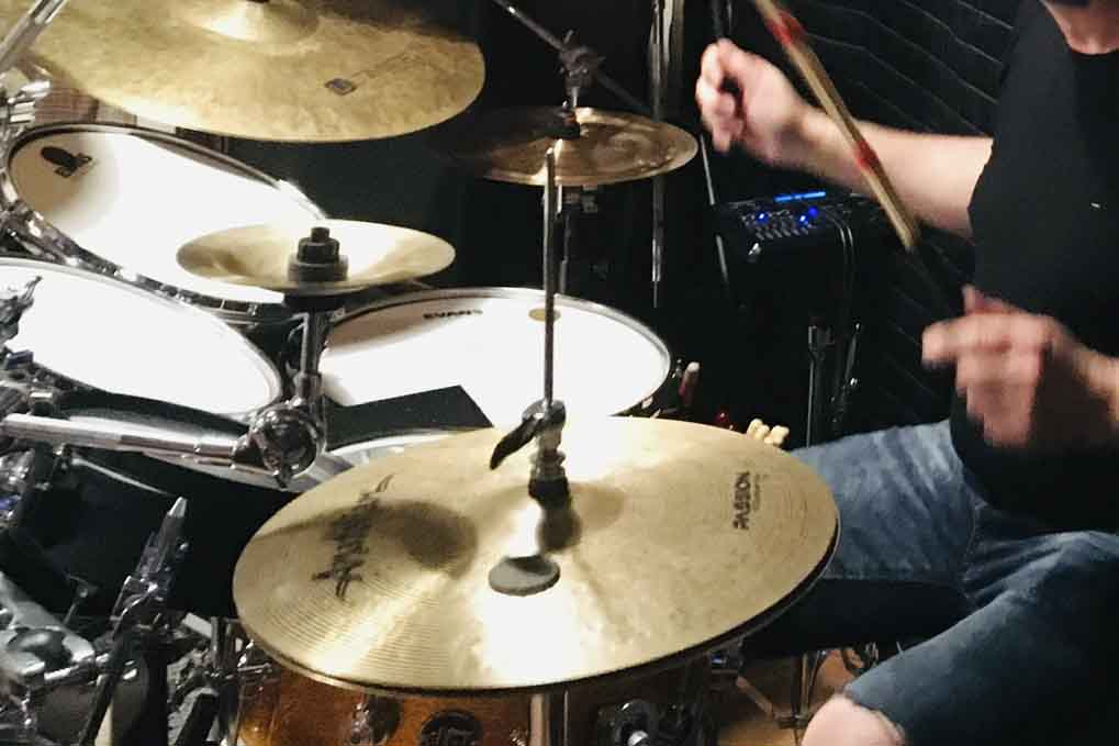Verbesserung des Klangraums für Schlagzeuger und Tontechniker