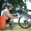 20784 2 mala bateriova sprcha s nadrzi flextail tiny shower bucket