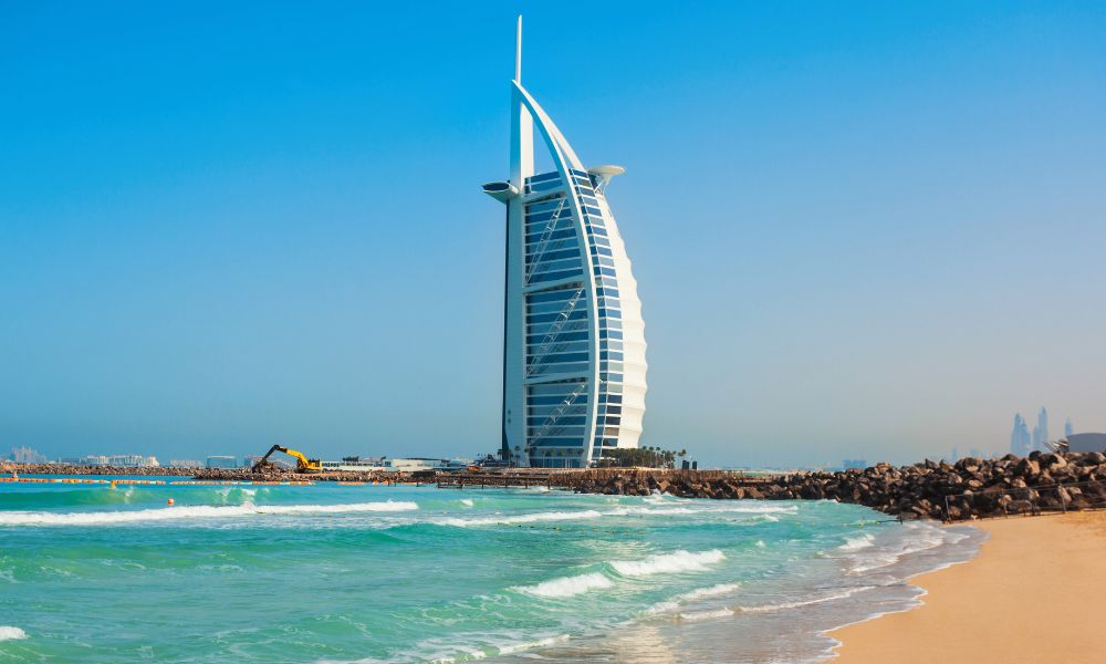 Burj Al Arab na pláži v Dubaji, kde sa pitná voda často získava odsoľovaním morskej vody – pitná voda v Dubaji.