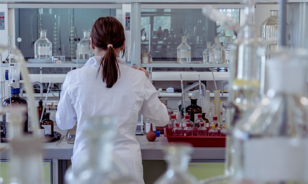 Rozbor vody v laboratóriu – Vedkyňa vykonáva testovanie vzoriek vody na prítomnosť nečistôt.