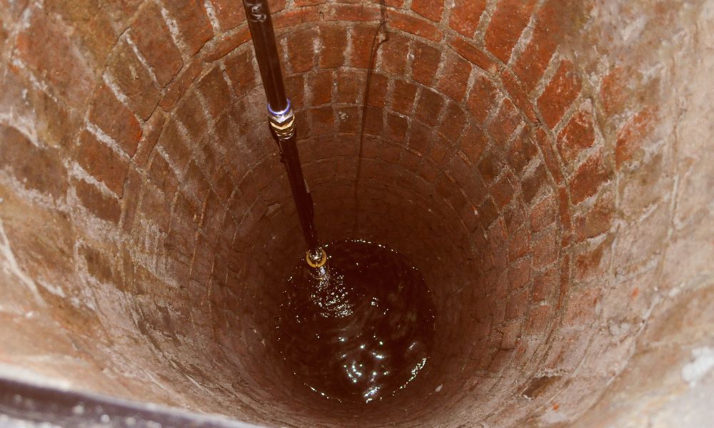 Studňa s čerpadlom ako zdroj studničnej vody na filtráciu