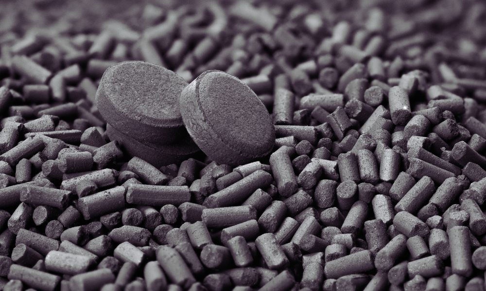 Tablety a granule aktívneho uhlia – Rôzne formy aktívneho uhlia používaného na detoxikáciu organizmu