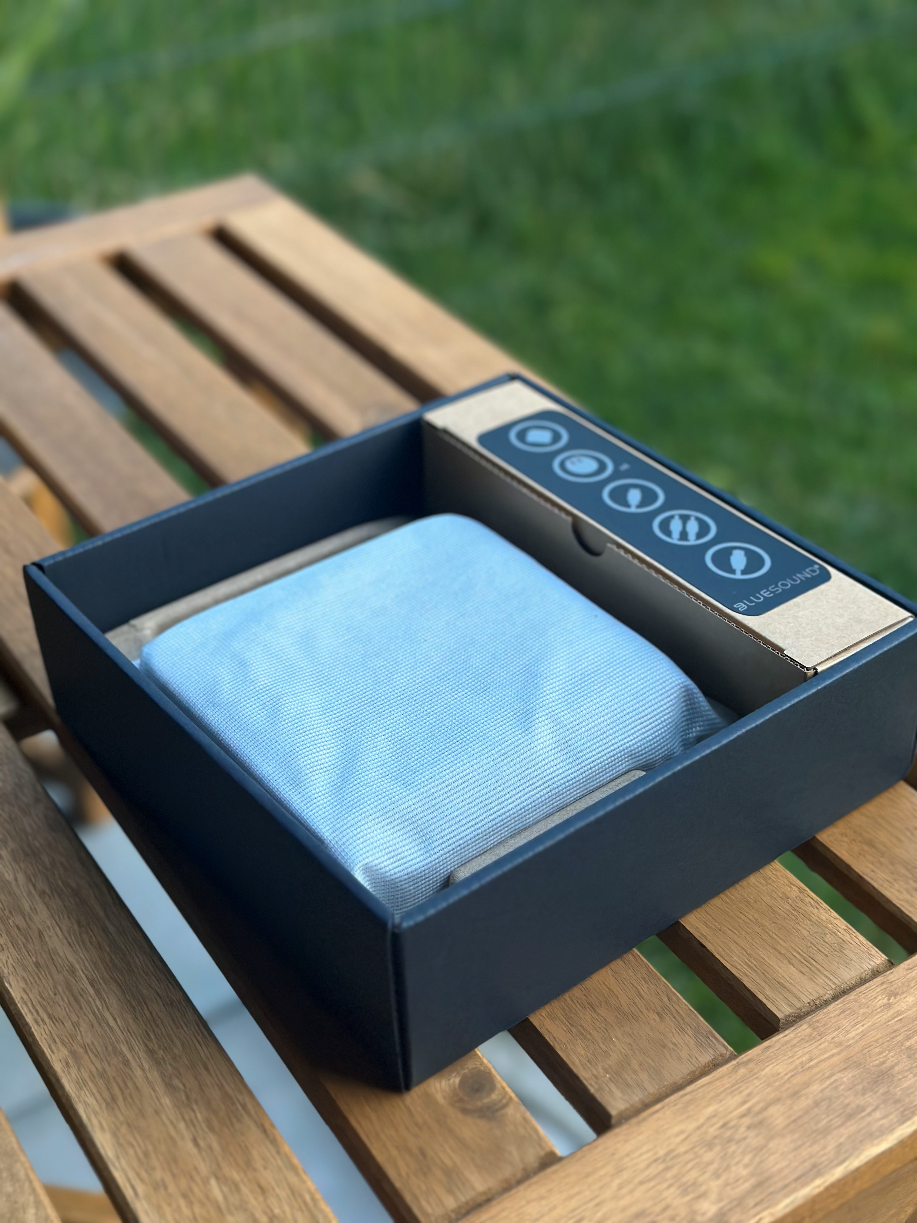 Bluesound Node Nano on table box ľ