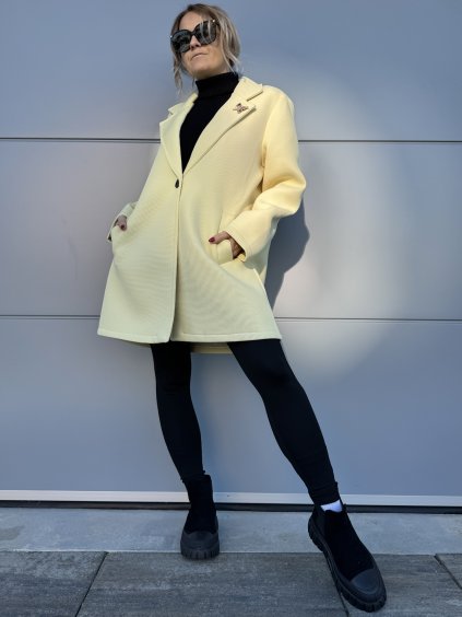 dámský kabátek s broží