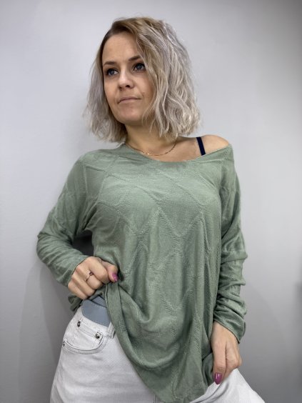 Lehký svetřík s jemným vzorem