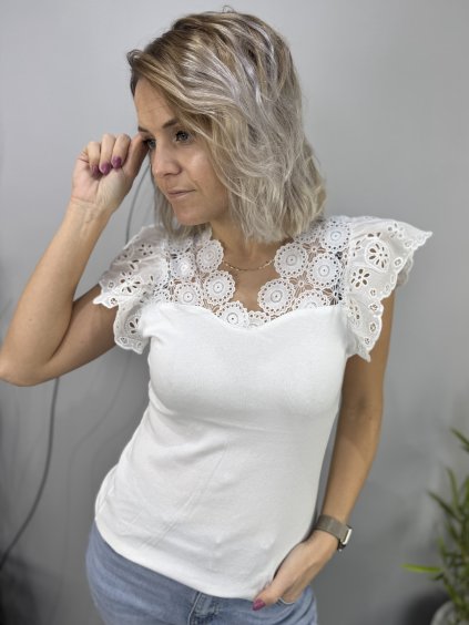 Dámské tričko s krajkovým dekoltem