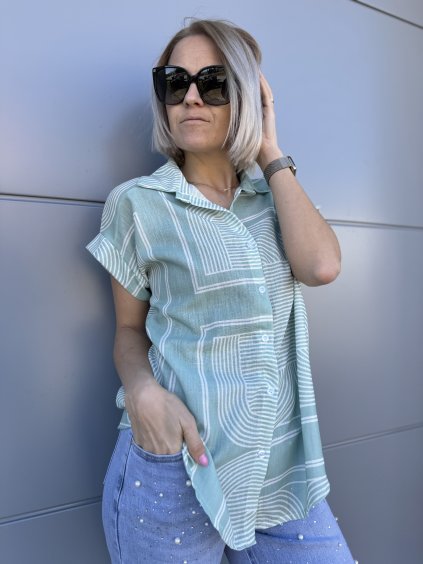 Lehká košile s moderním vzorem