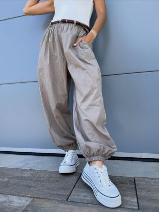 ✨ Pohodlí, které si zamilujete! ✨ https://www.vohodse.cz/damske-kalhoty-darnell/ 🌿 Volný oversized střih 🤍 Příjemný lehký...