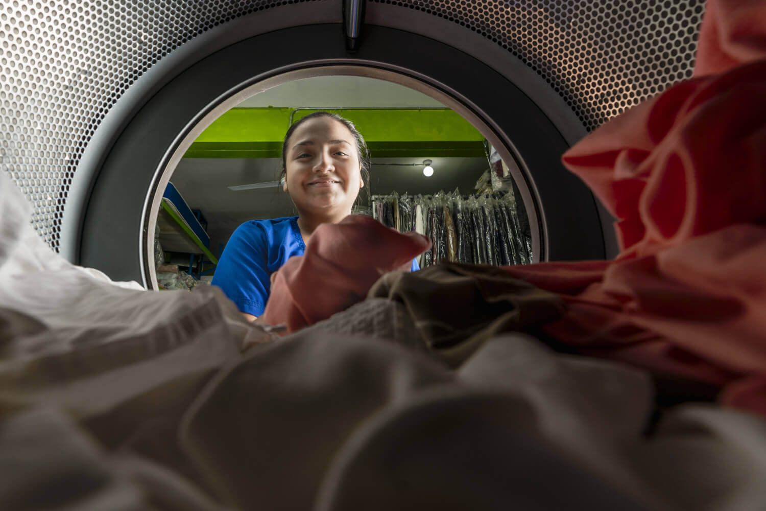 Praní pracovních oděvů: Praktické tipy pro dlouhou životnost