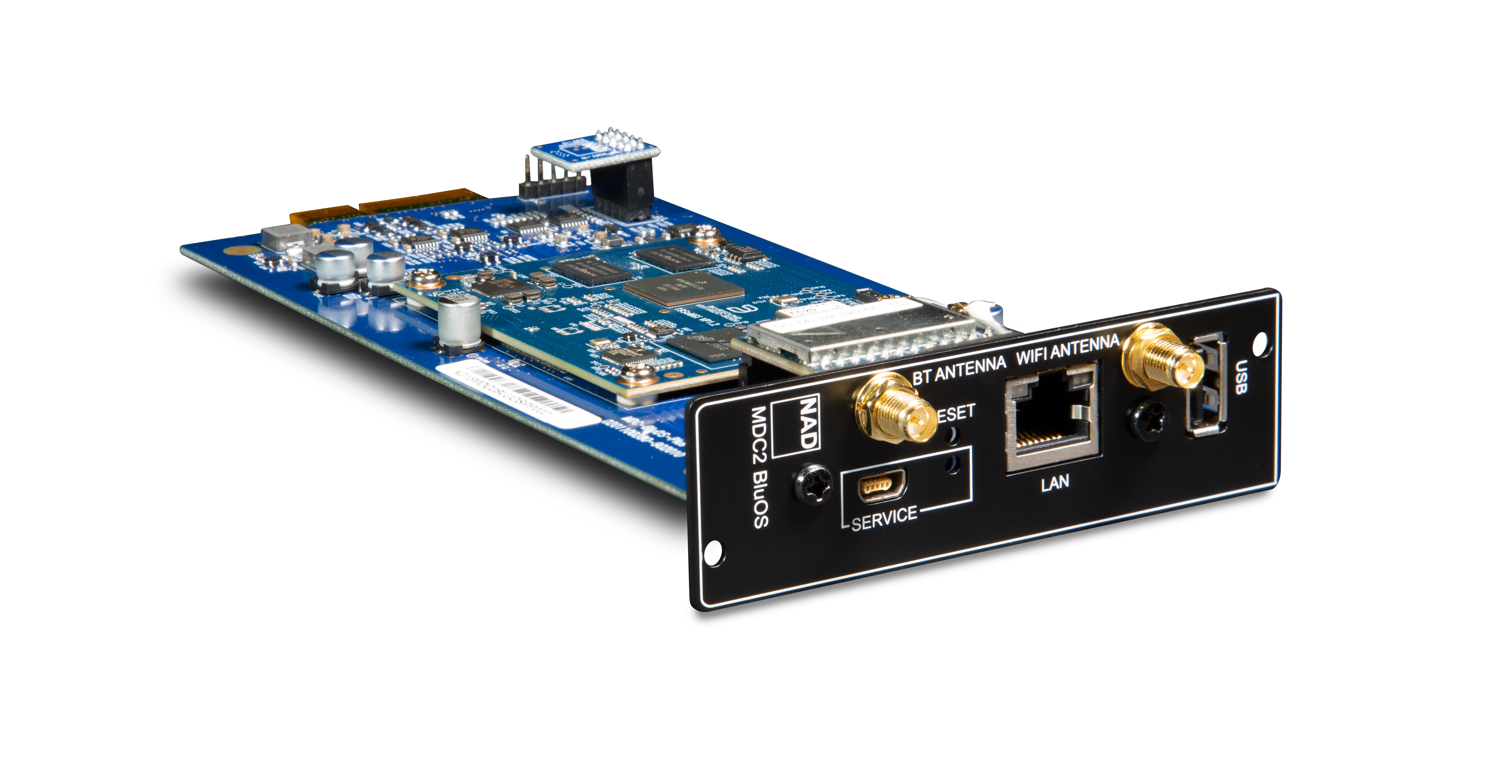 NAD MDC2 BluOS-D Module ze tří čtvrtin — modrá deska plošných spojů s čipy a černý zadní panel s konektory pro antény, LAN a USB