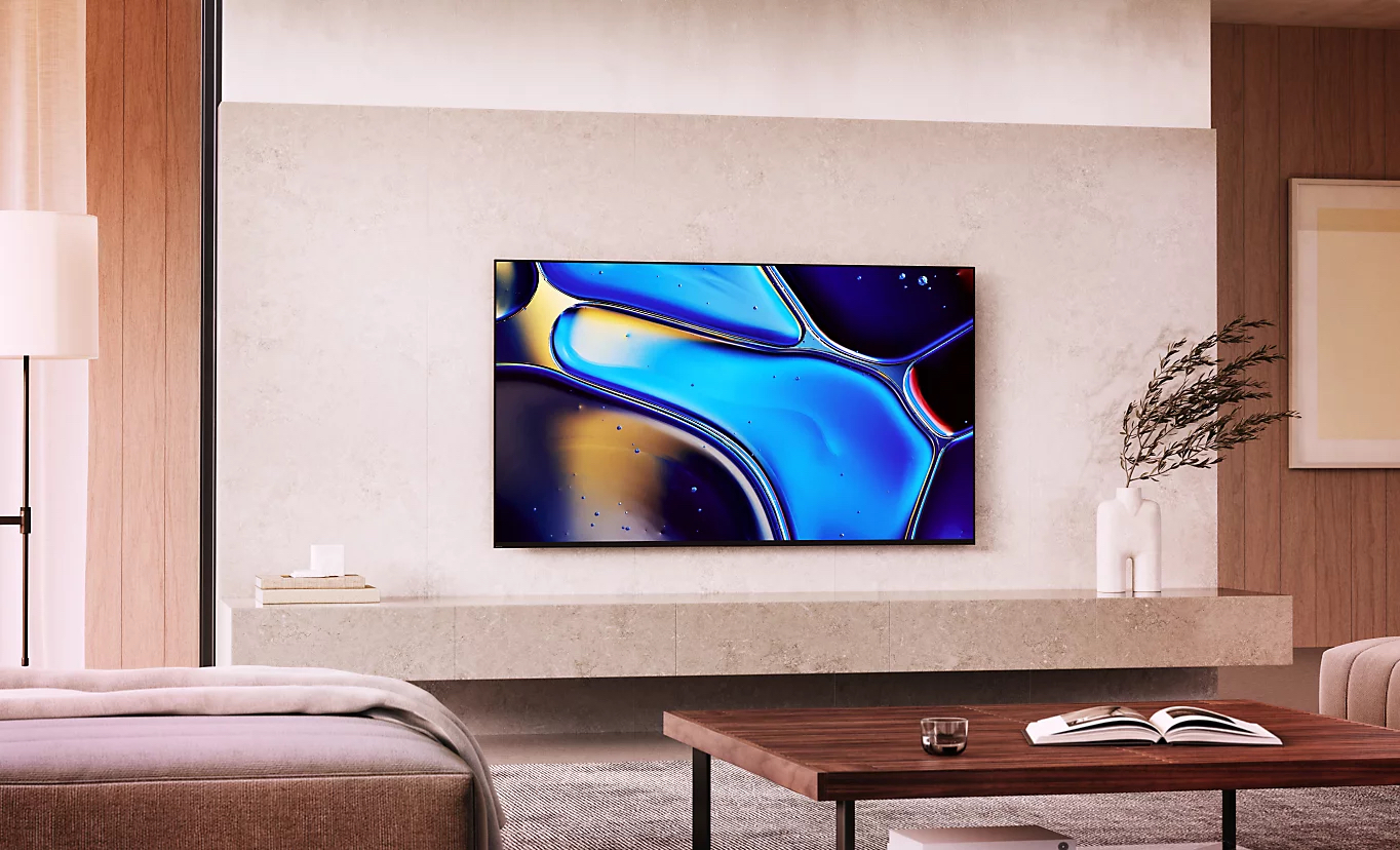 Televizor Sony BRAVIA 8 s úhlopříčkou 77 palců zavěšený na stěně ve světlém minimalistickém obývacím pokoji