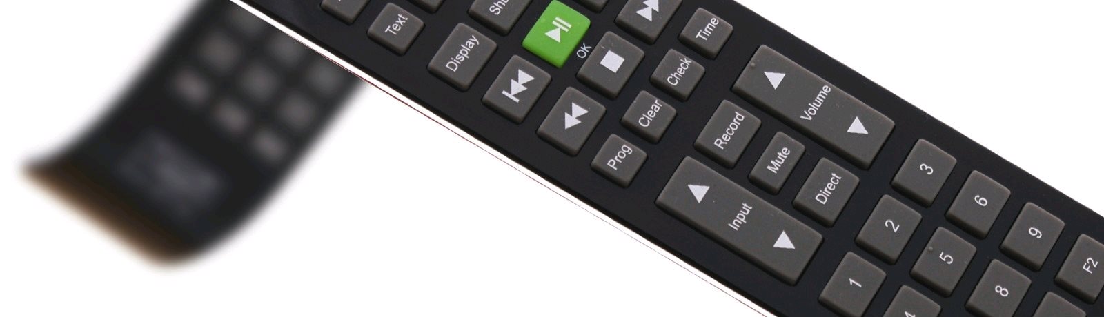 Rega Solaris Remote Control v ruce nad zesilovačem Rega