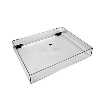 Kryt nasazený na gramofonu Rega Planar 6 v obývacím pokoji
