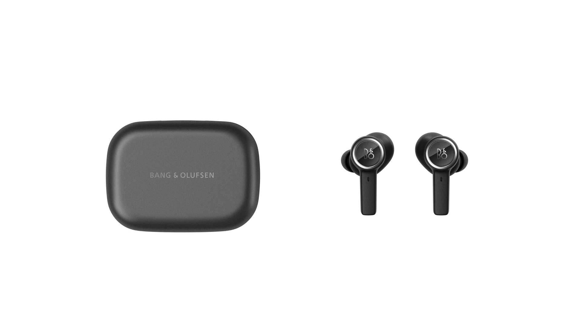 Bang & Olufsen Beoplay EX v provedení Black Anthracite — nabíjecí pouzdro a pár sluchátek s leskle černou skleněnou plochou a stříbrným hliníkovým prstencem