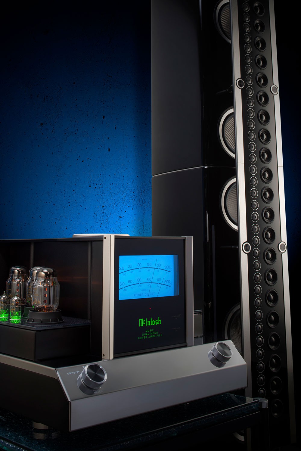 McIntosh MC901 v poslechové sestavě vedle vysokého sloupového reproduktoru s mnoha měniči