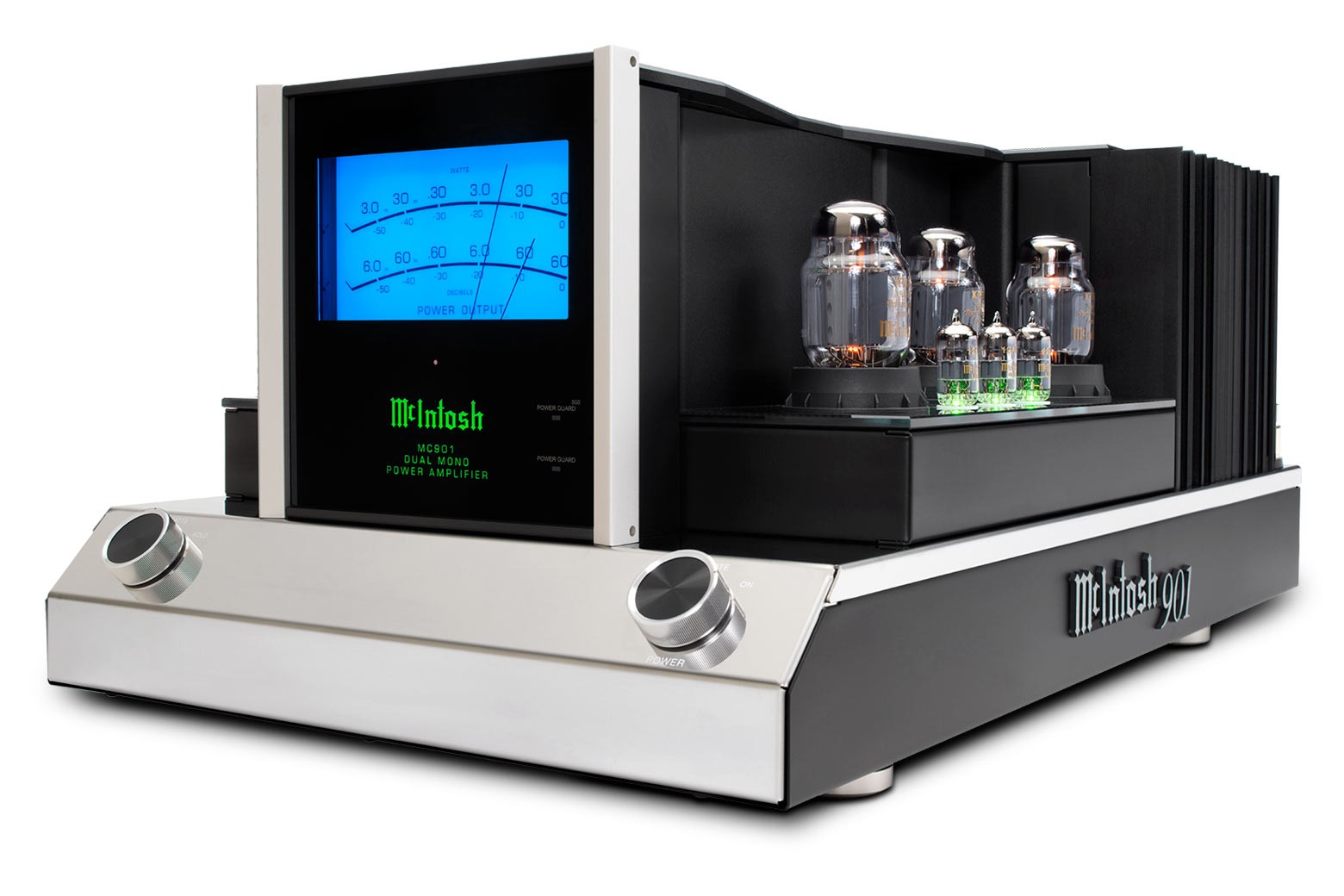 McIntosh MC901 z úhlu — leštěné nerezové šasi, modrý wattmetr DualView a osvětlené elektronky KT88 v krycí kleci