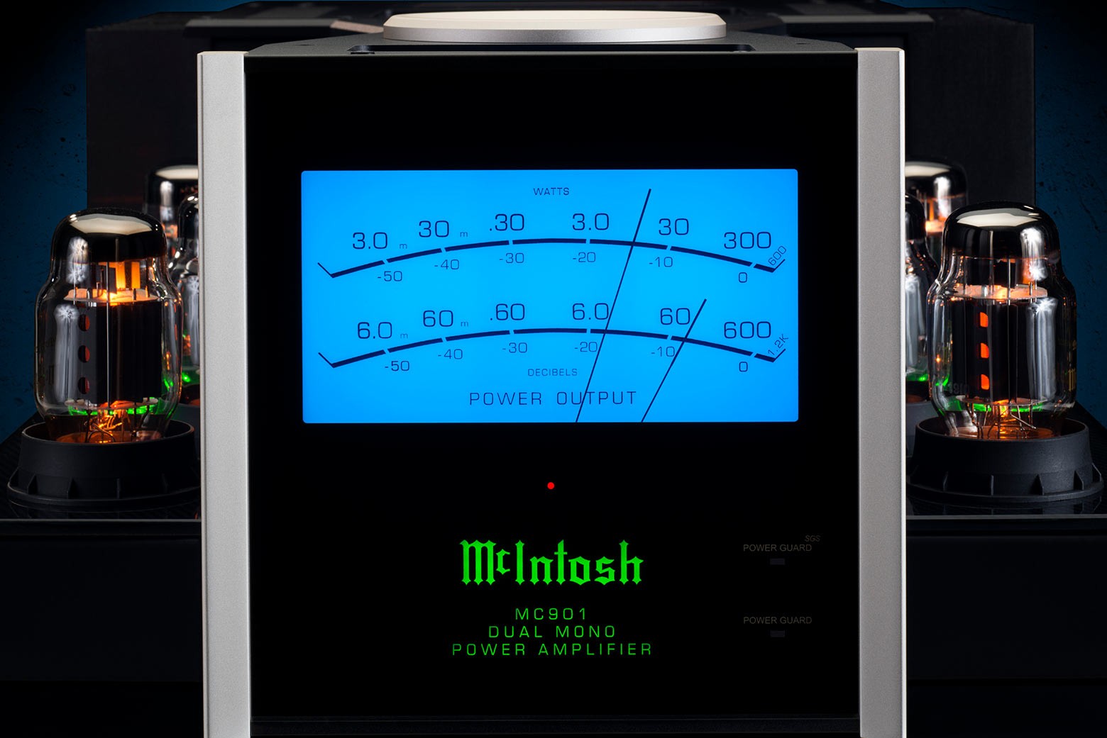 Měřič výkonu DualView na McIntosh MC901 — dva modré wattmetry McIntosh Blue nad sebou pro elektronkovou a polovodičovou sekci