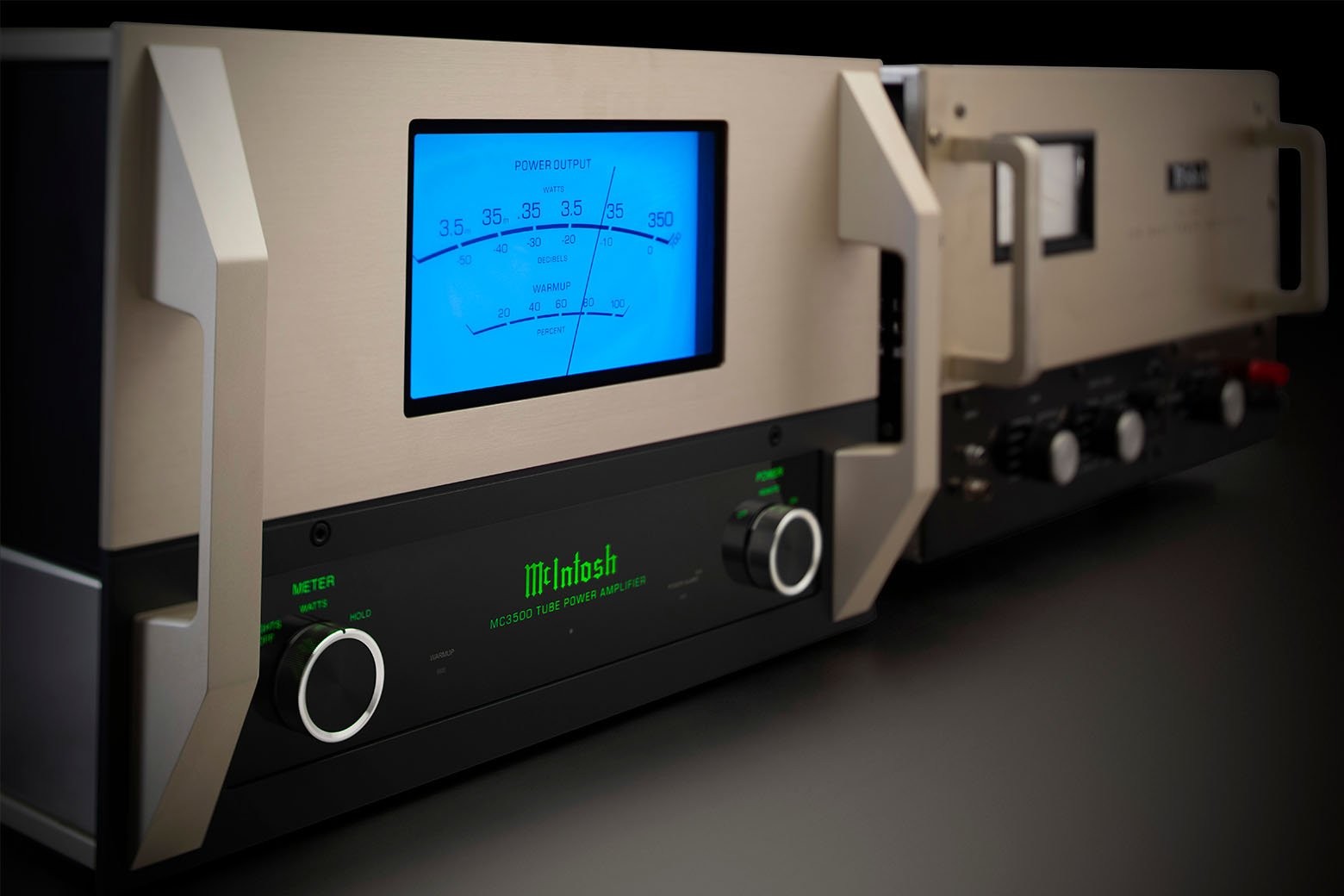 McIntosh MC3500 Mk II vedle původního MC3500 z roku 1969 — dvě generace jednoho legendárního monobloku