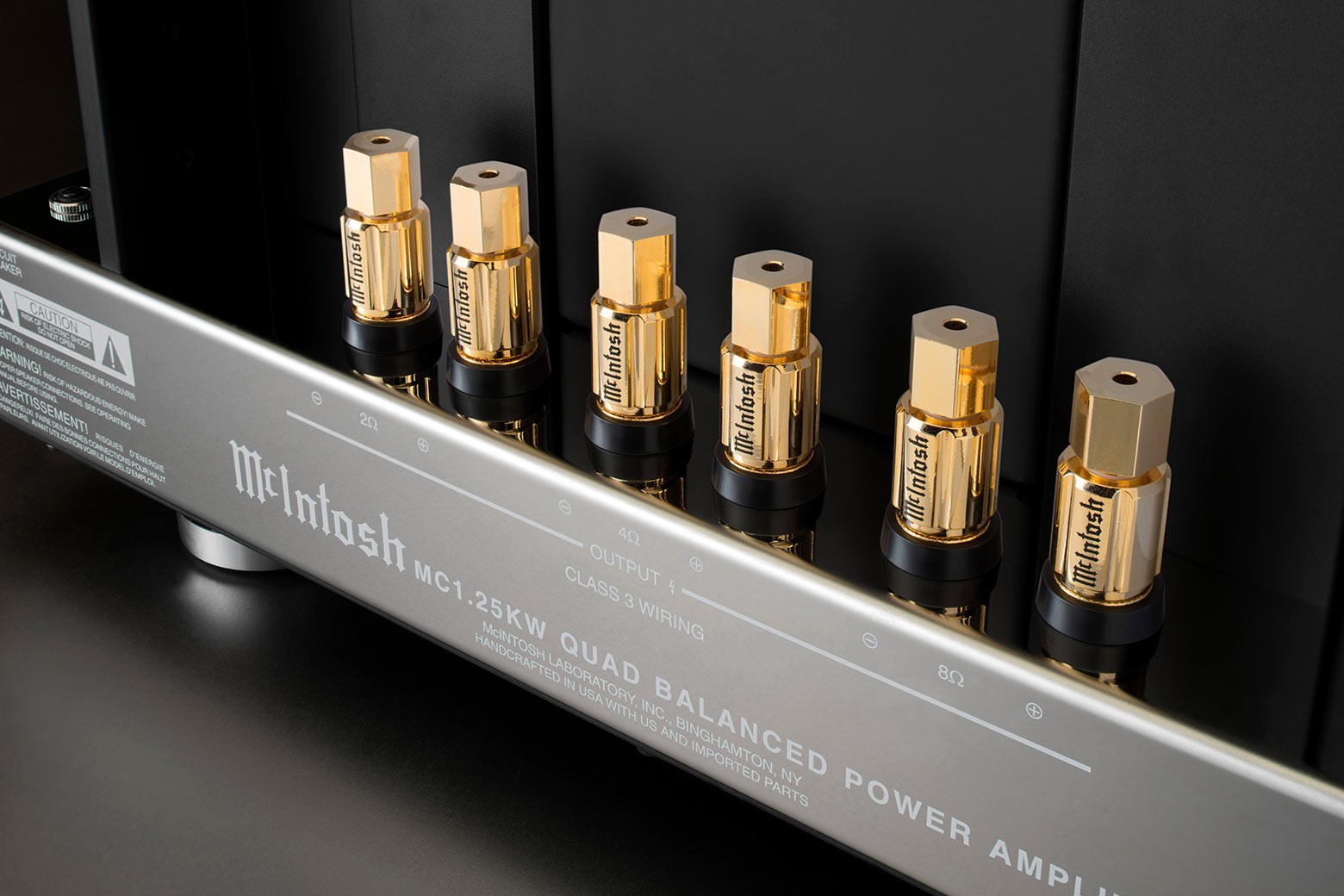 Zadní panel McIntosh MC1.25KW se zlacenými terminály Solid Cinch a symetrickými i nesymetrickými konektory