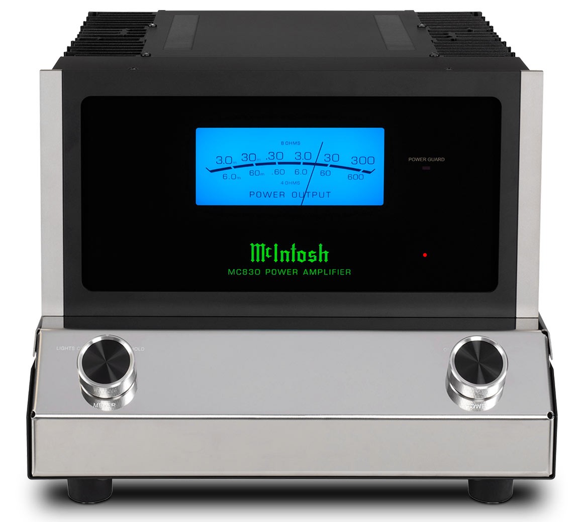 McIntosh MC830 z úhlu — leštěné šasi a černý skleněný čelní panel se stříbrným lemováním