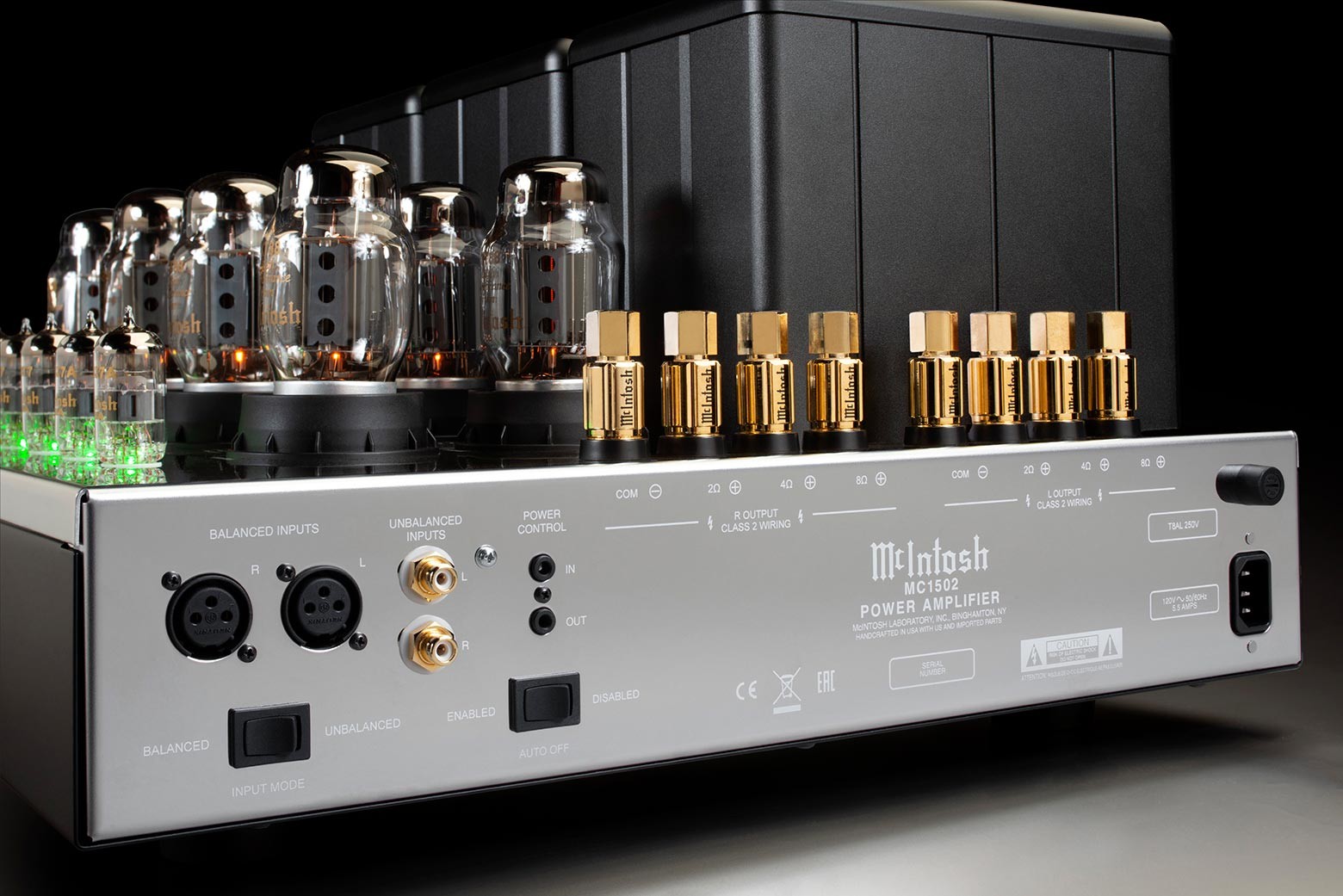 Zadní panel McIntosh MC1502 se symetrickými a nesymetrickými vstupy a zlacenými terminály Solid Cinch pro 2, 4 a 8 ohmů