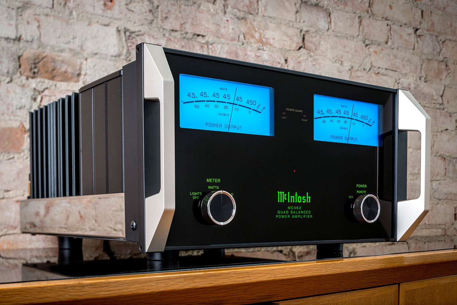 McIntosh MC462 z bočního úhlu se skleněnými kryty transformátorů a žebrovanými chladiči