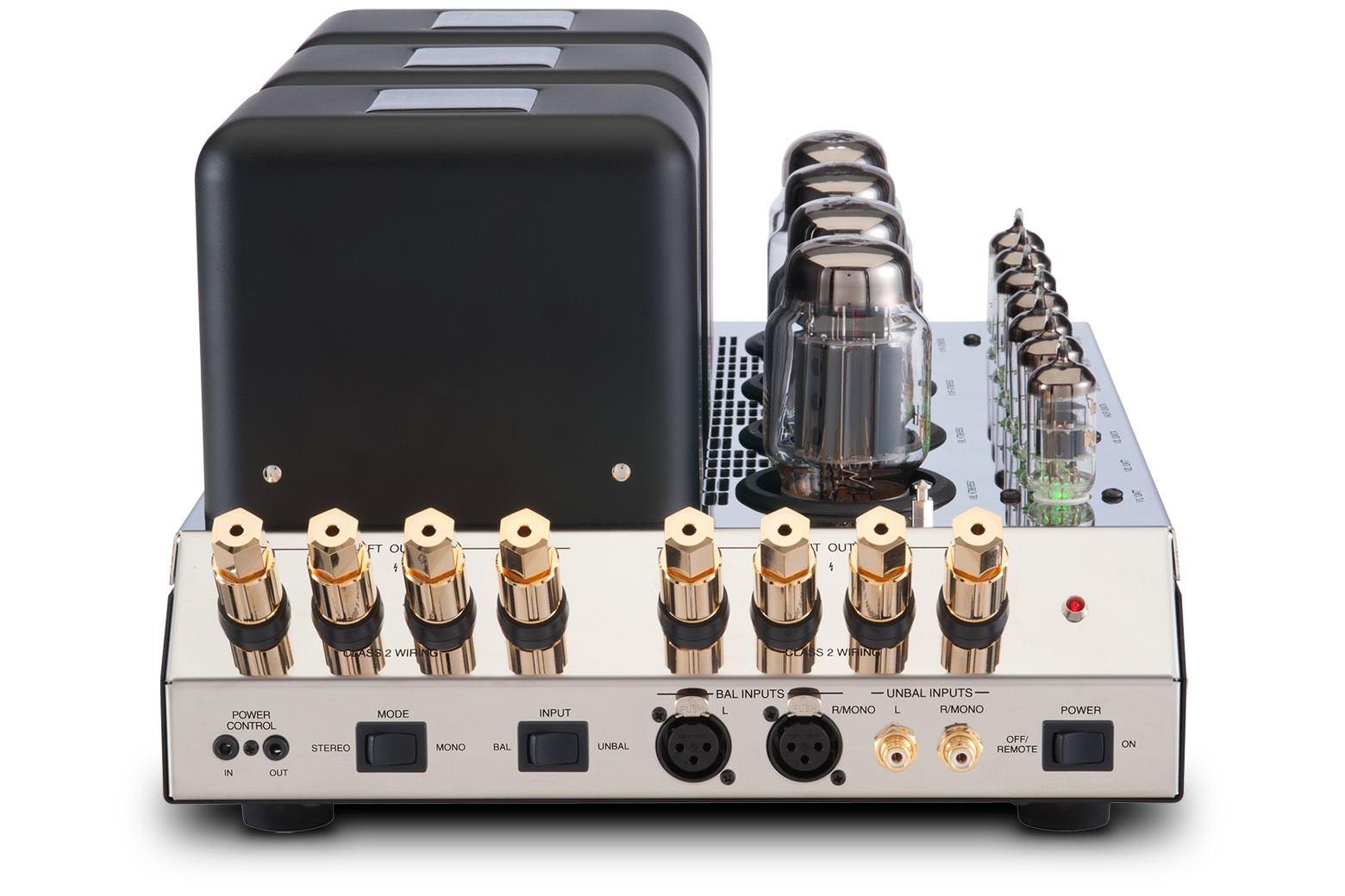McIntosh MC275 z levého horního úhlu v sestavě s předzesilovačem a zdrojem