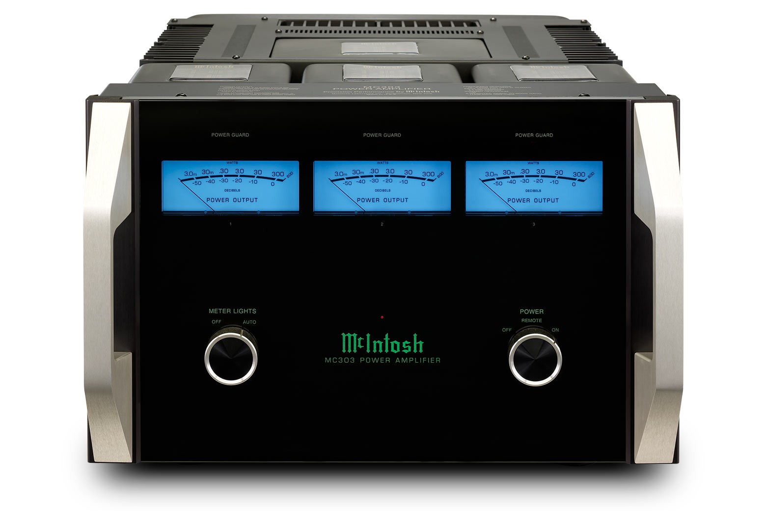 McIntosh MC303 — tříkanálový koncový zesilovač zepředu, černý skleněný panel a trojice modrých wattmetrů