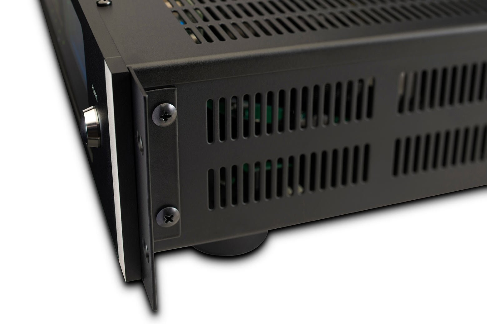 Detail odnímatelné montážní uši McIntosh MI254 pro instalaci do racku