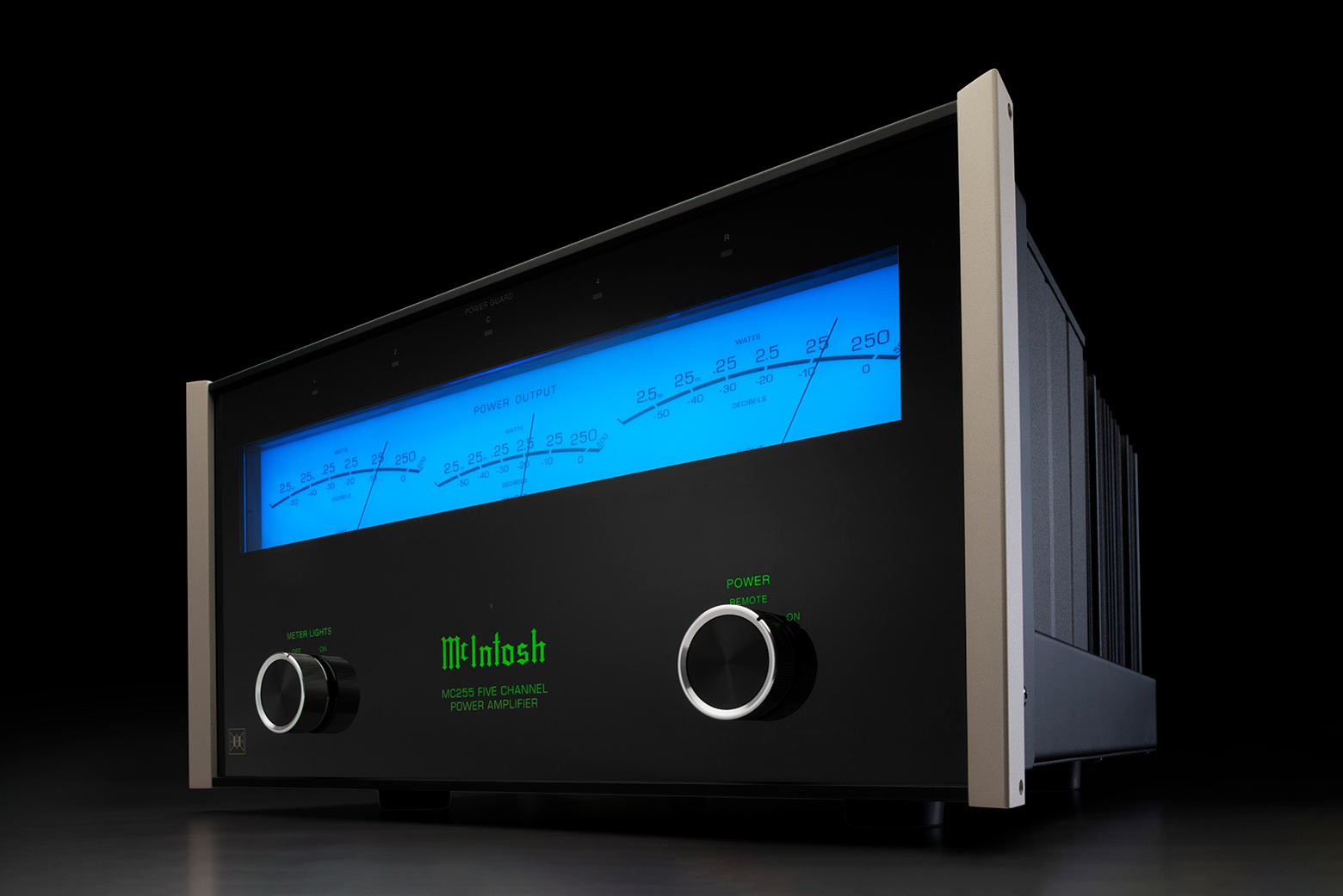 McIntosh MC255 pětikanálový výkonový zesilovač z boku — široký podsvícený měřič TripleView™ a otočné knoflíky na černém skleněném panelu