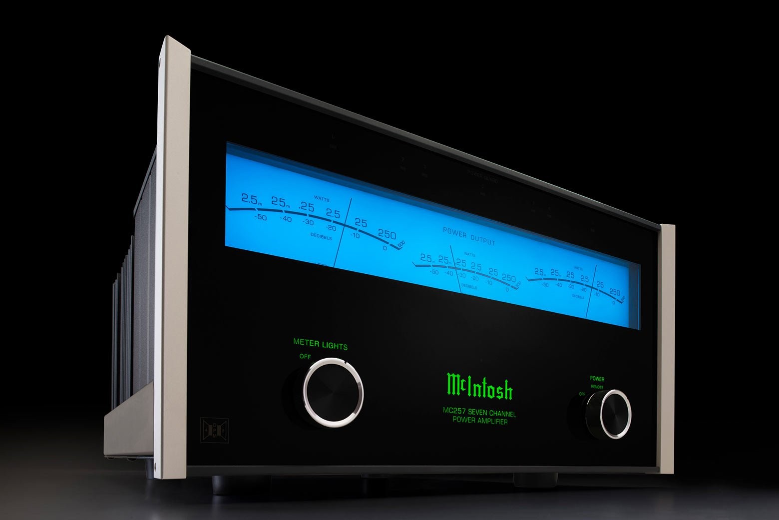 McIntosh MC257 sedmikanálový výkonový zesilovač z boku — široký podsvícený měřič TripleView™ a otočné knoflíky na černém skleněném panelu