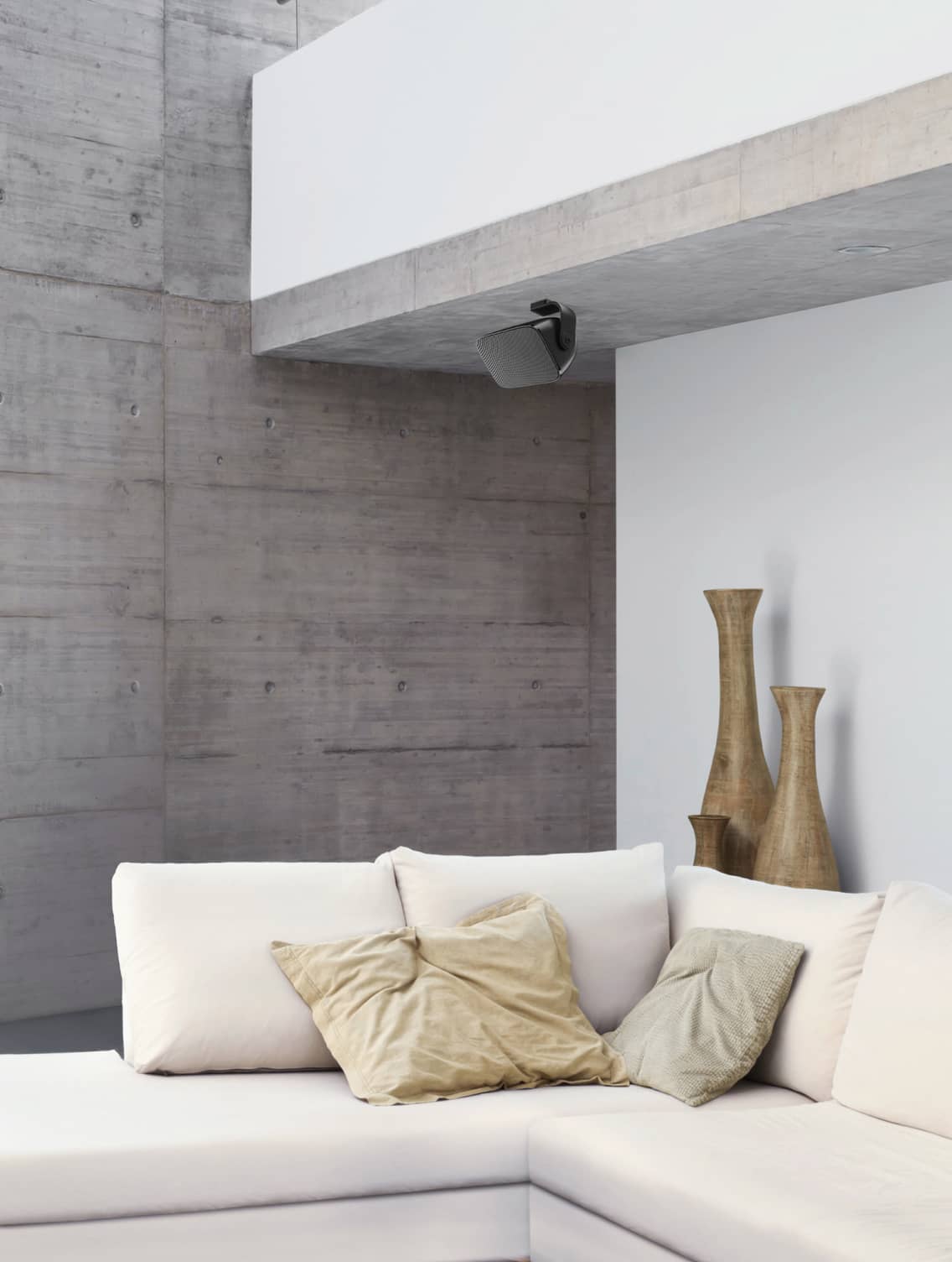 Bowers & Wilkins AM1 v moderním obývacím pokoji s bílou sedací soupravou