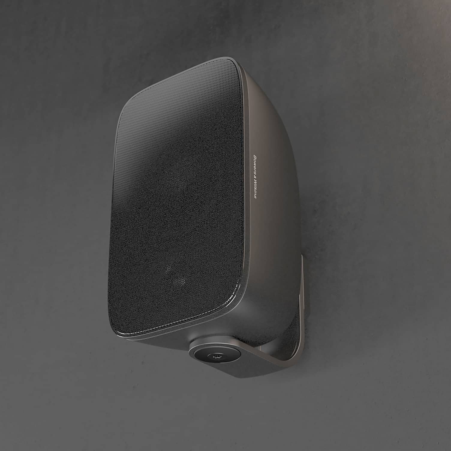 Bowers & Wilkins AM1 v černém provedení na betonové stěně