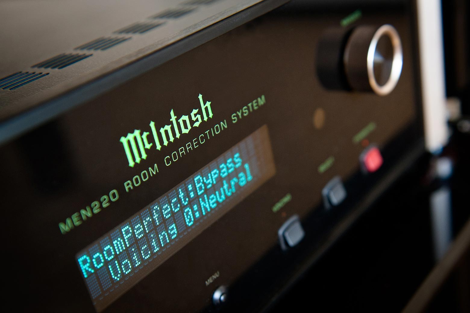 Detail rozsvíceného zeleného displeje MEN220 s režimem RoomPerfect a nastavením Voicing