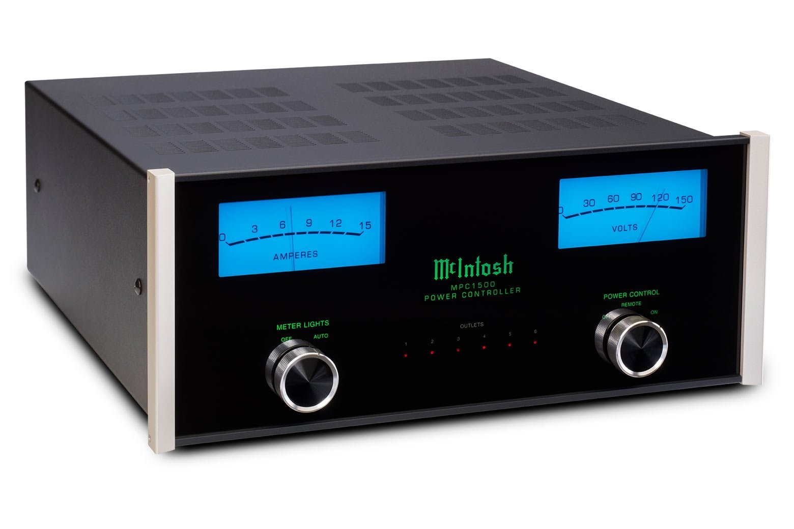 Šikmý pohled na McIntosh MPC1500 s modře podsvícenými měřiči ampér a voltů
