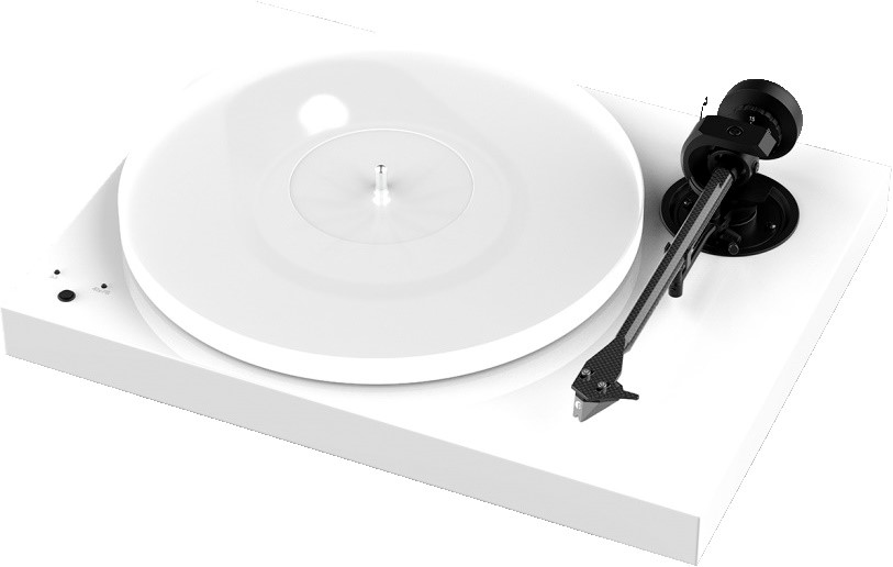 Detail akrylového talíře a karbon-hliníkového ramene gramofonu Pro-Ject X1 v bílém provedení