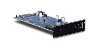 Modul NAD MDC USB DSD pod úhlem — zasouvací karta s modrou deskou a černým panelem zakončeným USB portem