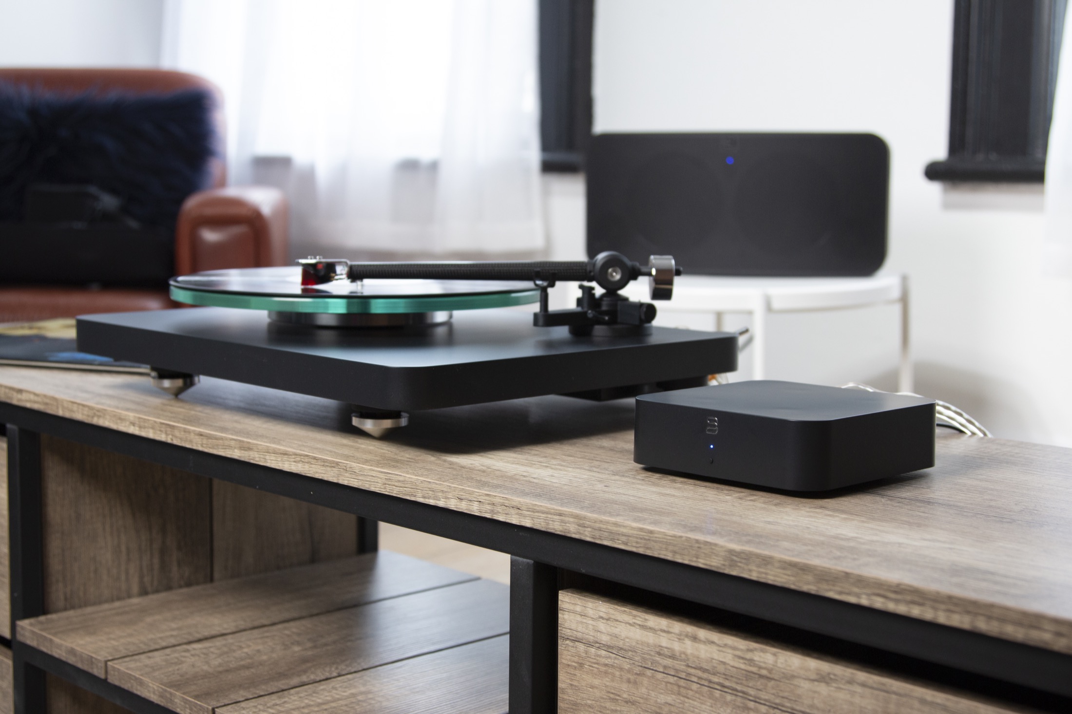 Detail USB-C napájecího konektoru Bluesound HUB