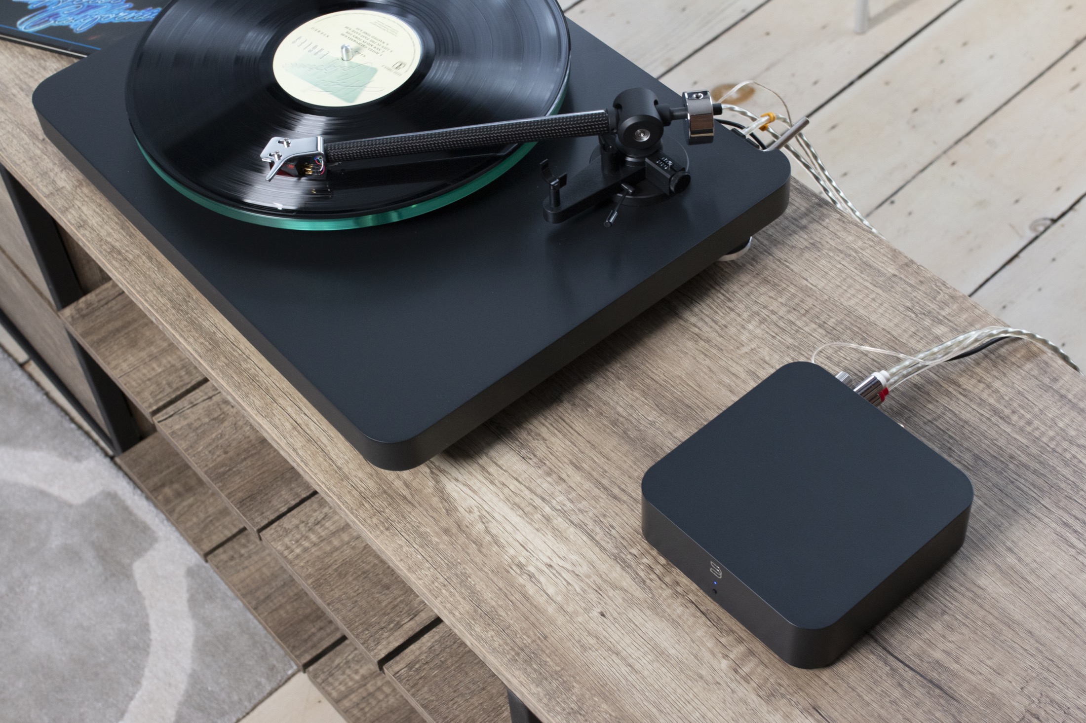 Bluesound HUB jako součást multiroom sestavy BluOS