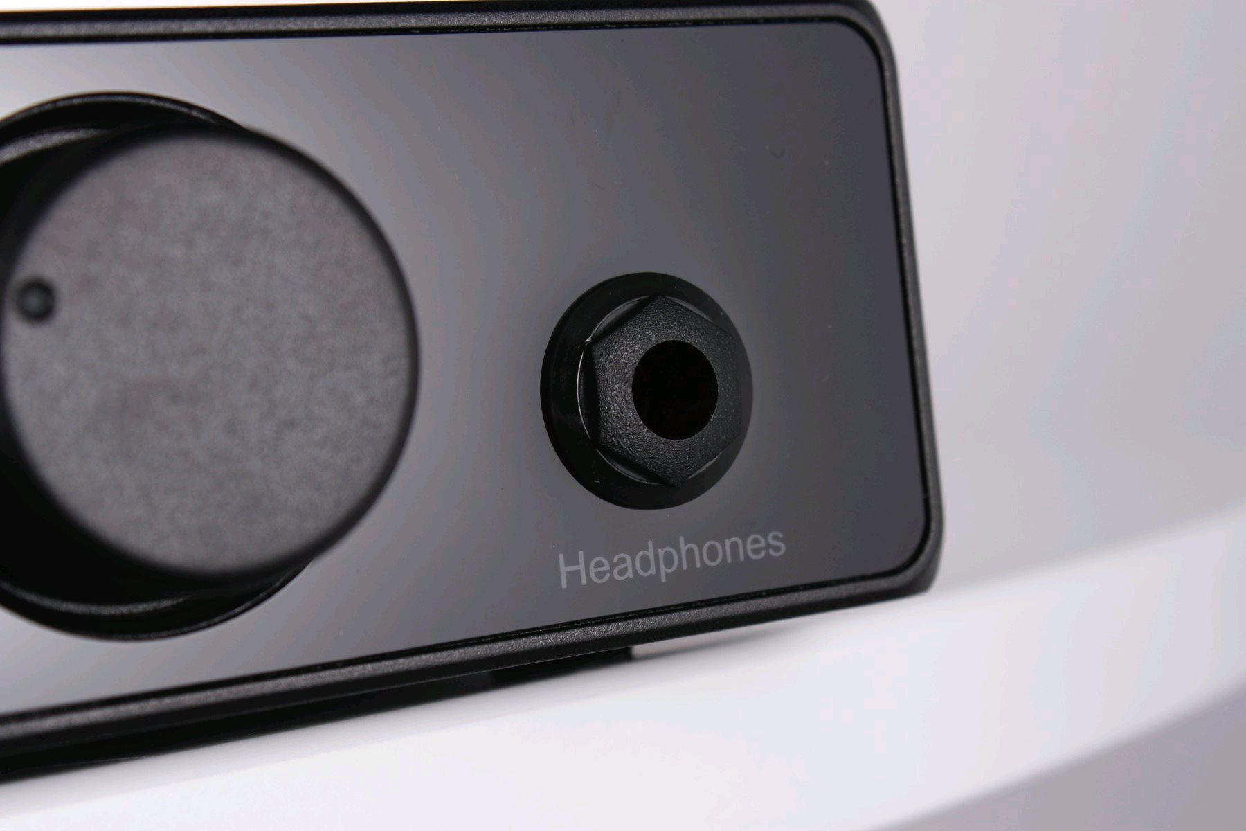 Rega Ear v HiFi sestavě na poslechovém stolku