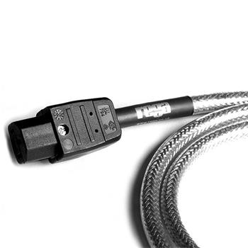 Napájecí kabel Rega Reference s průhlednou izolací a koncovkou IEC C13, detail na bílém pozadí