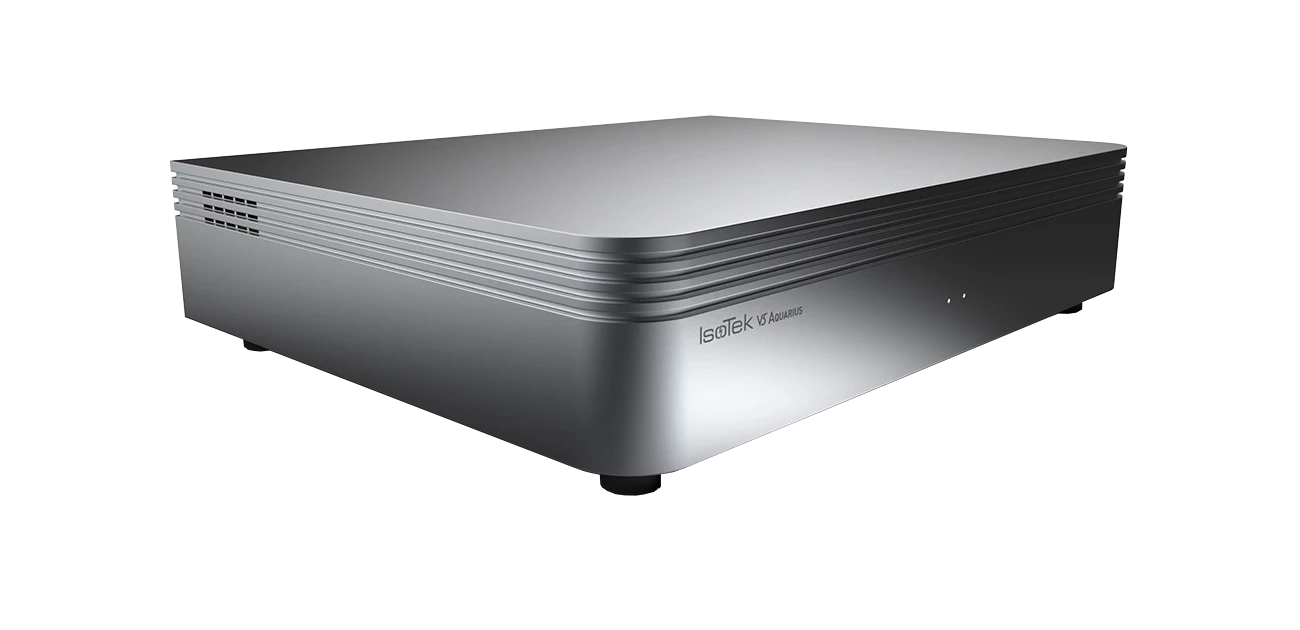 IsoTek V5 Aquarius Silver ze tří čtvrtin — řešení napájení pro kompletní HiFi sestavu