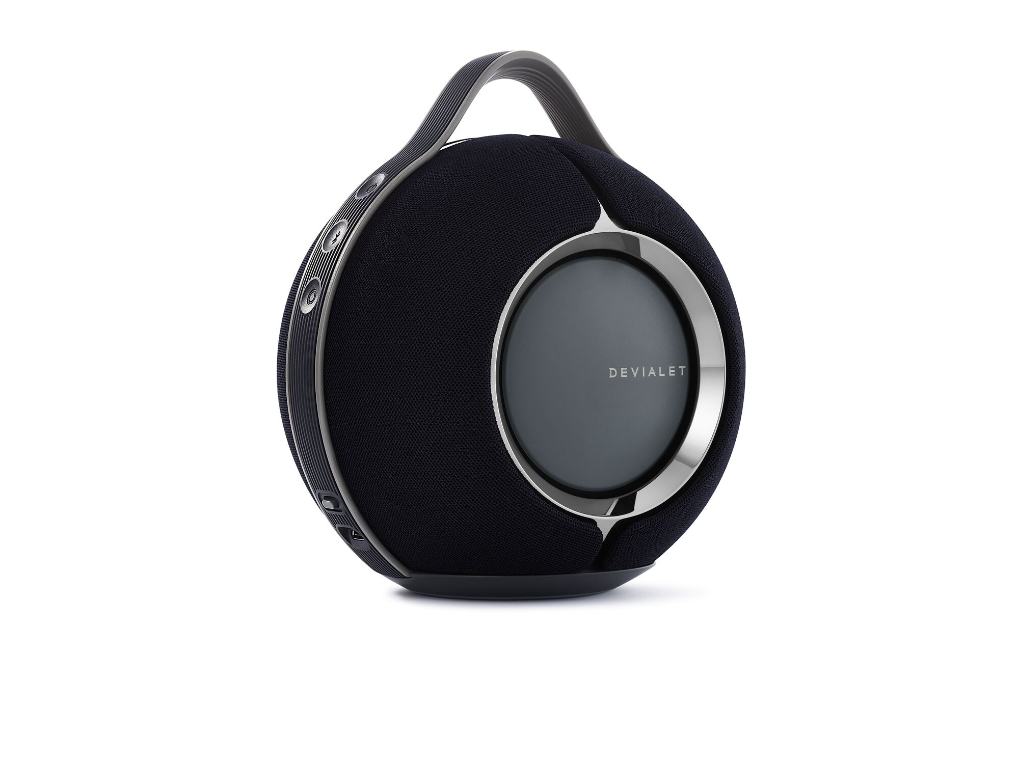 Devialet Mania v outdoor scéně u bazénu