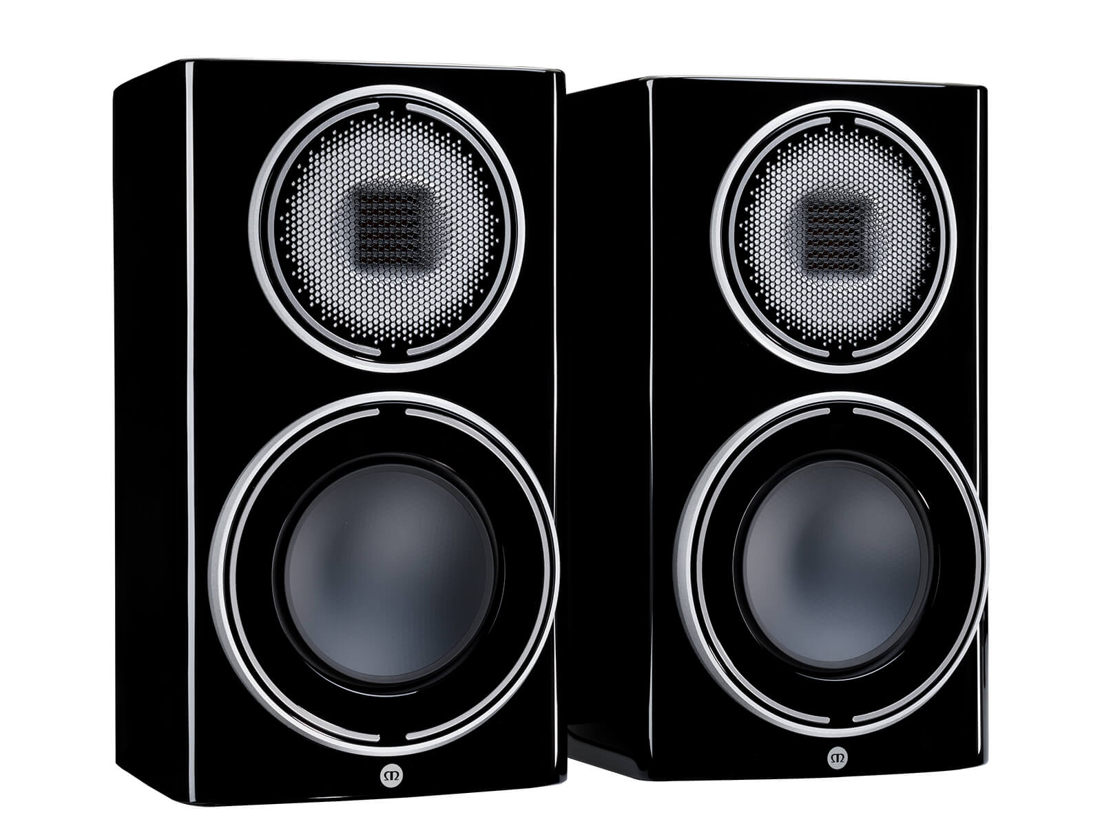 Monitor Audio Platinum 100 3G na stojanu v obývacím pokoji s tlumeným světlem