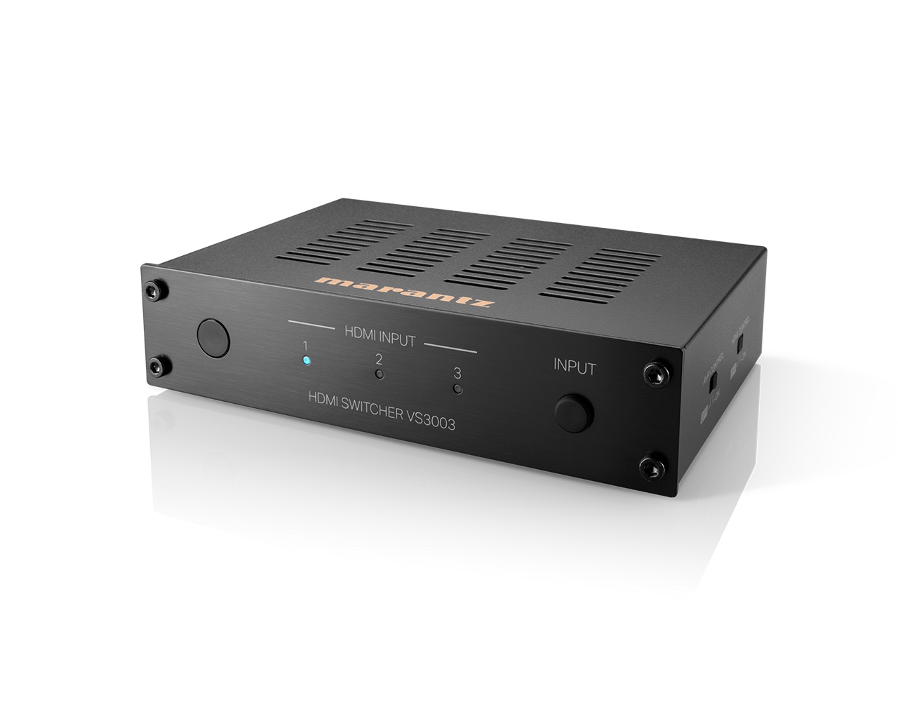 Přepínač Marantz VS3003 v pohledu zešikma zepředu, přední deska z broušeného černého hliníku