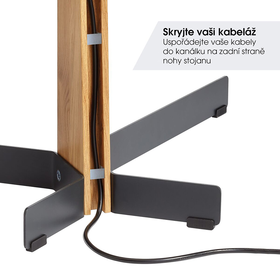 Detail vedení kabelů Vogel's TVS 3695 — napájecí kabel schovaný v kanálku na zadní straně dubové nohy, popisek Skryjte vaši kabeláž